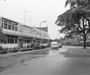 855952 Gezicht op de voorgevels van het huizenblok Robert Schumannstraat 13-19 te Utrecht, dat in 1932 ontworpen is ...